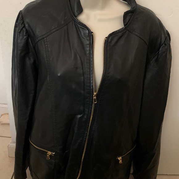 Ladies Colebrook leather zip up black jacket. Size 14/16. Very nice. - Picture 6 of 9